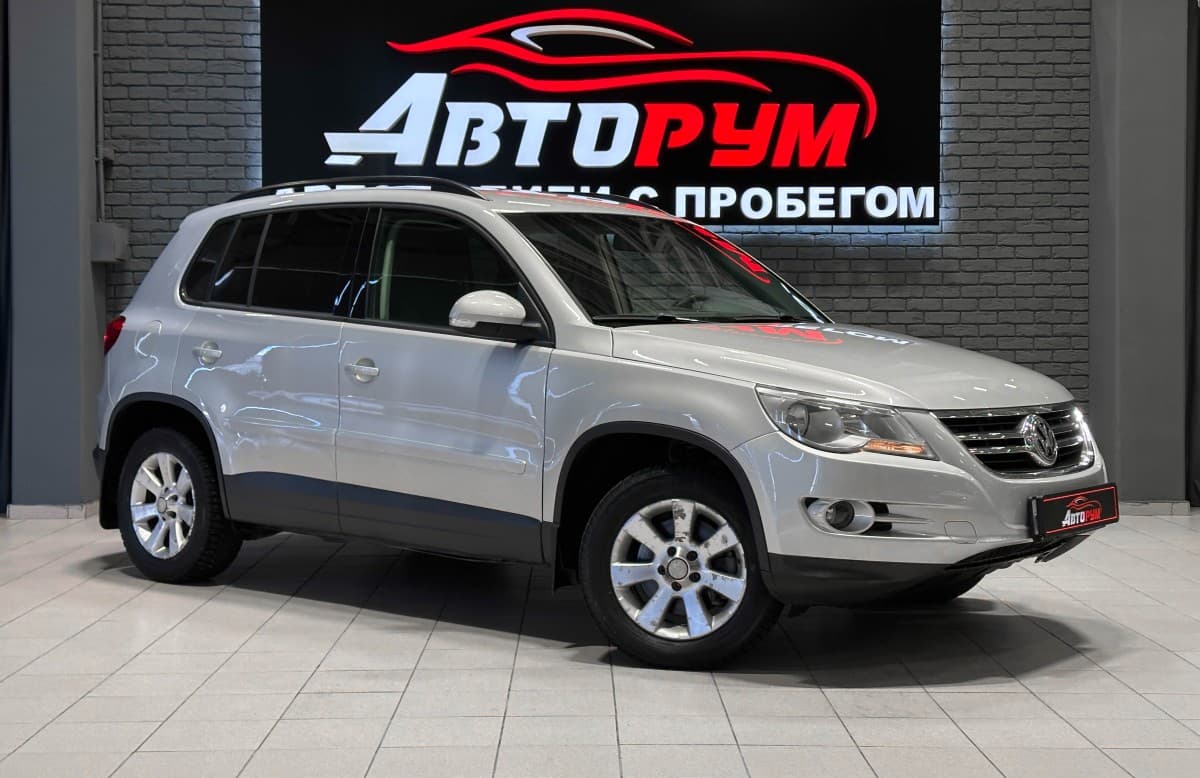 Volkswagen Tiguan - 1